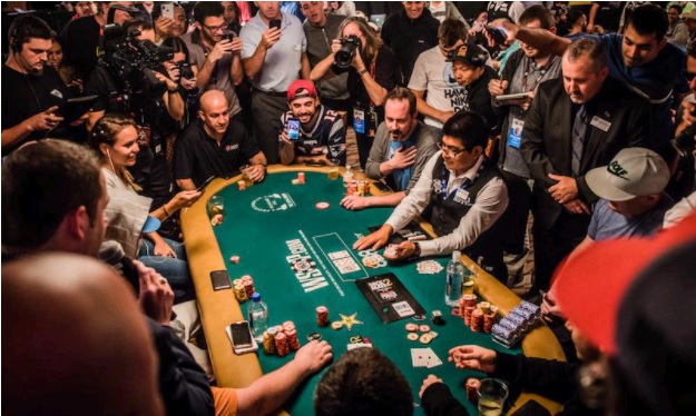 Poker live có dễ kiếm tiền hơn Poker online hay không?